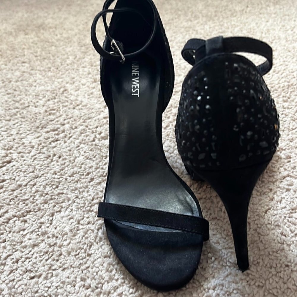 Nine West Heels Black with Sequent detail on the back Size 9 NWOT